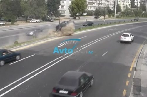 В Баку внедорожник врезался в фонарный столб - ВИДЕО