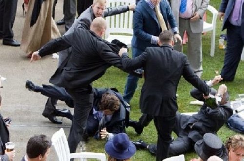 Toyda qızıl üstündə başlayan mübahisə kütləvi davaya çevrildi - VİDEO