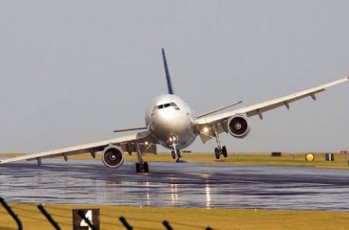 Koronavirusla bağlı zarafat səbəbindən təyyarə hava limanına qayıtdı