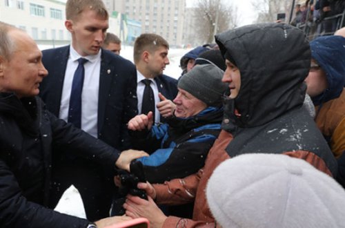 Putin soyuqda üşüyən insanlara görə kortejini saxlatdırdı - Video