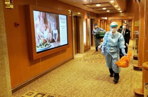 Десять пассажиров круизного лайнера оказались в 