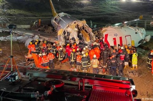İstanbulda təyyarə 30 metrdən aşağı düşüb 3 yerə bölündü - ölü sayı artır - VİDEO