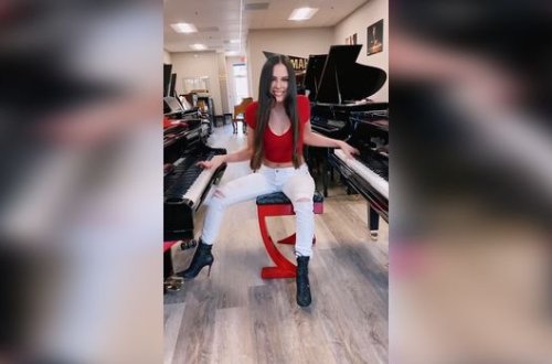 Eyni zamanda iki pianoda ifa edən qadın görənləri heyrətə gətirdi - VİDEO