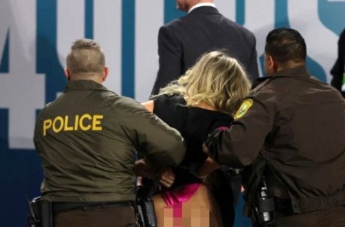 Model bir anda özünü meydana atdı - Paltarını yuxarı çəkib... (FOTOLAR)