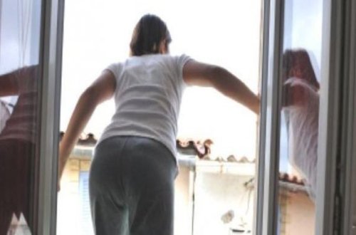 Şirvanda qadın səkkizinci mərtəbədən yıxılıb öldü