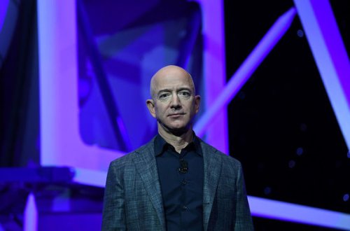 Безос продал акции Amazon почти на два миллиарда долларов