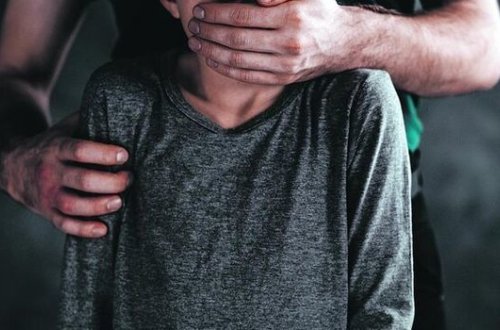 Ağsuda dəhşət: Ata 11 yaşlı oğluna təcavüz edən manyakı 250 manata bağışladı - VİDEO