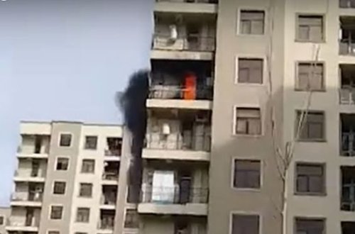 Abşeronda yaşayış binasında güclü yanğın - VİDEO