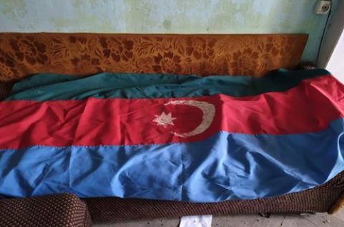 Zabitlər evində bayraq döşəmədə toz çəkir, hərbçi fotoları nəm verir... FOTOLAR