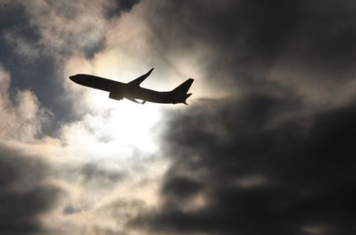 Göyərtəsində 172 sərnişin olan təyyarə raket hücumlarından son anda xilas oldu - VİDEO