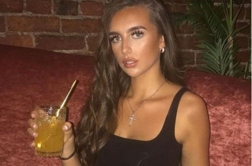 Девушка испугала друзей своим селфи: она не заметила, что была не одна - ФОТО