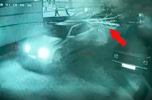 Bakıda təhlükəli anlar: Uşaqlar ölümdən son anda xilas oldular - ANBAAN VİDEO