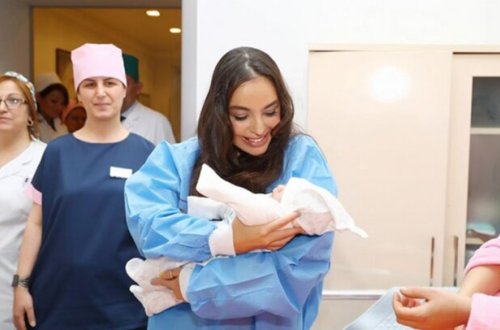 Leyla Əliyeva yeni doğulan körpələrə baş çəkdi - Fotolar