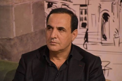 Hər efirə kostyumda gələn Manaf — “Bambılı necə kostyum geyinə bilər?” - VİDEO