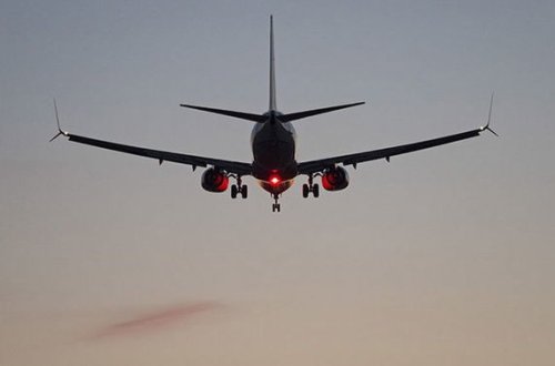 Göyərtəsində 100-ə yaxın sərnişin olan təyyarə məcburi enişə hazırlaşır