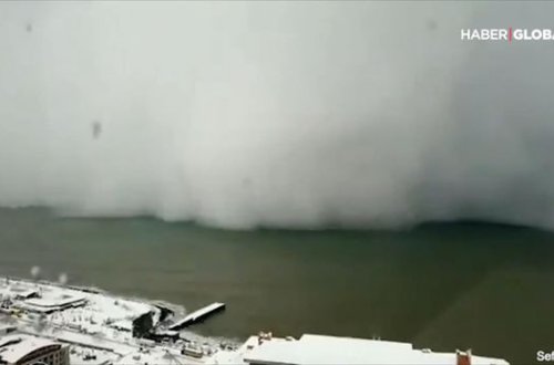 Dəniz üzərindən sahilə hərəkət edən qar fırtınası - VİDEO