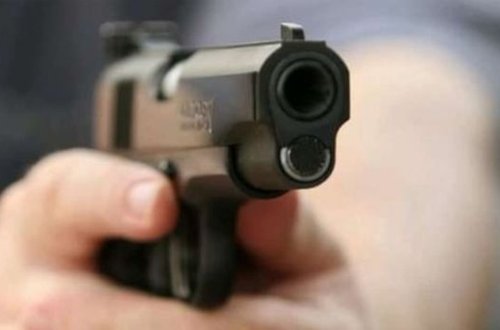 Evə gecə gələn sevgilisini ayağından güllələdi - VİDEO