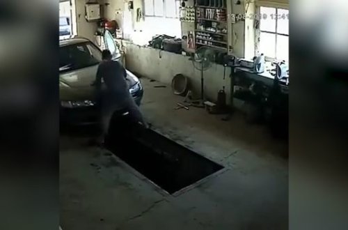 Работник автомастерской упал в смотровую яму, когда мыл машину - ВИДЕО