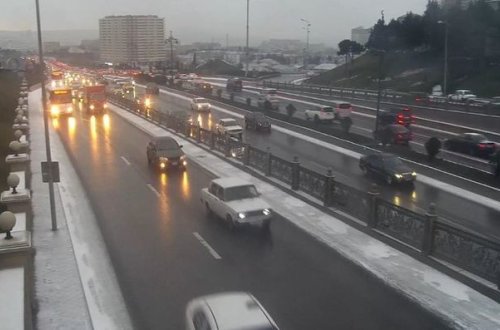 На автомагистралях Баку снижена максимальная скорость движения