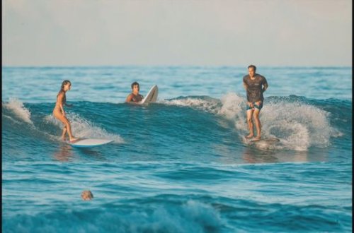 Мужчина сделал предложение любимой во время серфинга - ВИДЕО