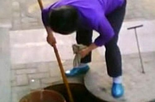 Çindən iyrənc görüntülər - KANALİZASİYADA YIĞILAN YAĞLARI...