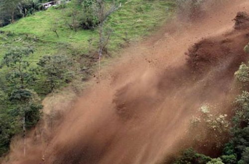 Мощный оползень накрыл дома бразильцев - ВИДЕО