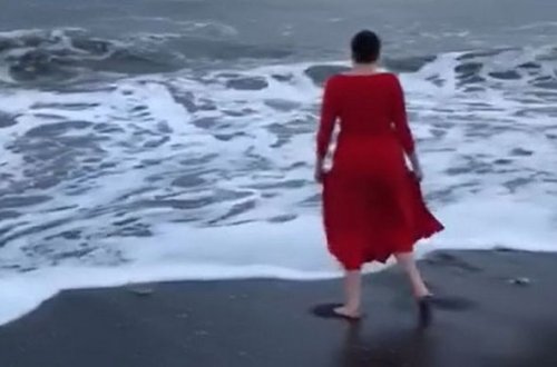 Qırmızı gecə paltarında olan Savçenko bu davranışı ilə hər kəsi heyrətləndirdi - VİDEO