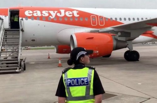 Təyyarədə qorxulu anlar: Telefonunu çıxarıb çeynəməyə başladı