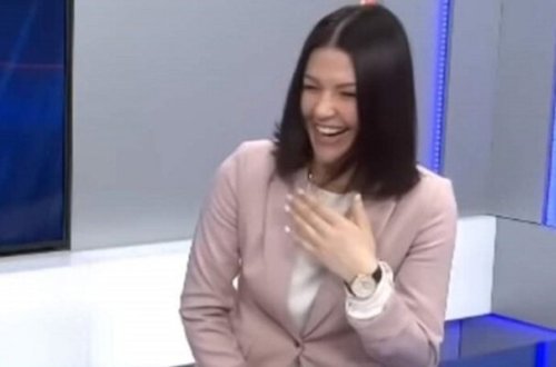 Xəbər oxuyan aparıcını gülmək tutdu - Video