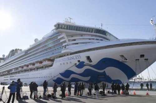 Двух инфицированных коронавирусом с круизного судна в Японии доставили в реанимацию