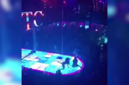 Стриптизерша упала с пятиметрового шеста, но продолжила танцевать - ВИДЕО