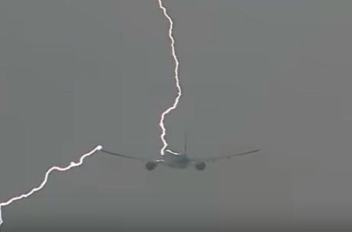 В пассажирский самолет ударила молния - ВИДЕО