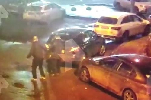 Sərxoş kişi dayanacaqda olan avtomobillərə hücum çəkdi - VİDEO