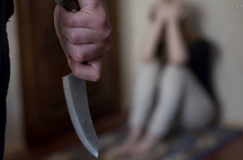 В Баку парень нанес девушке ножевые ранения из-за безответной любви