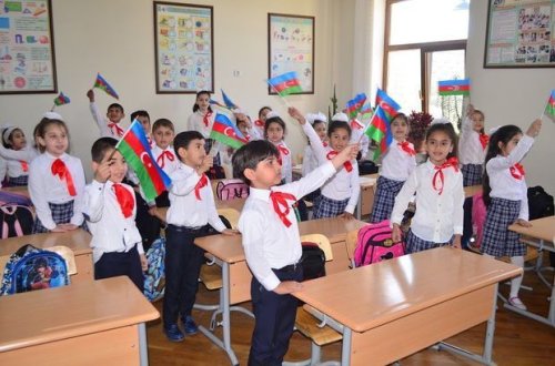 В Азербайджане будут принимать в первые классы школ на основании удостоверения личности