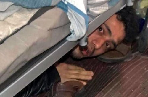 Polis axtardığı şəxsləri çarpayının altında tapdı - VİDEO