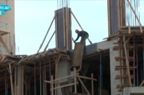 Küləkli havada uçan təhlükə: Hər an xəsarətlə üzləşə bilərik – VİDEO