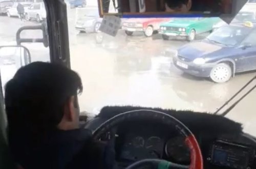 Bakıda avtobus sürücü sərnişinlərin həyatını belə təhlükəyə atdı - VİDEO