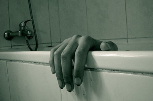 Vannaya düşən mobil telefon gənc qızın həyatına son qoydu