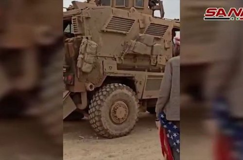 Suriyalılar ABŞ hərbçilərini daşa basıb - VİDEO