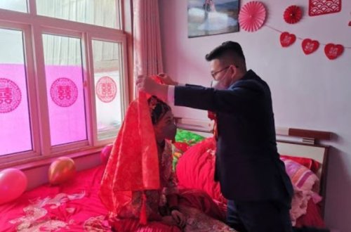 В Китае стала популярна свадьба без гостей - ФОТО