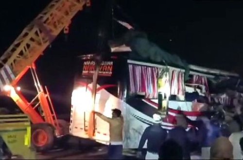 В ДТП с участием автобуса на севере Индии погибли 13 человек