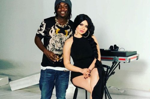Mina qara dərili oğlanla şəklini yayıb, şərhləri bağladı - FOTO