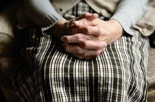 Azərbaycanda qızının xəstə olduğunu öyrənən ana intihar etdi