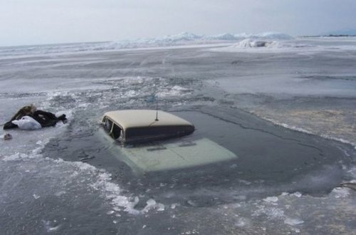 В России две машины провалились под лед: есть погибшие