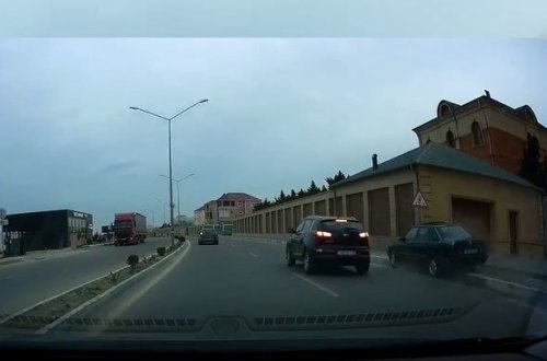 Sürücünün qəfil əyləci basması qəzaya səbəb oldu - VİDEO