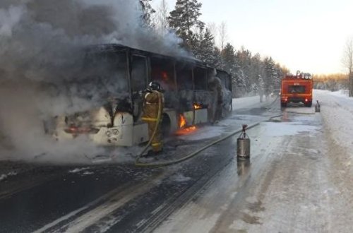 Rusiyada məktəbliləri daşıyan avtobus alışıb yandı - VİDEO