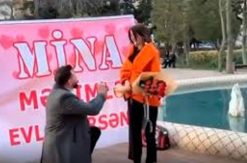 Sevgilisi Mina Hüseynə şəhərin ortasında evlilik təklifi etdi - VİDEO