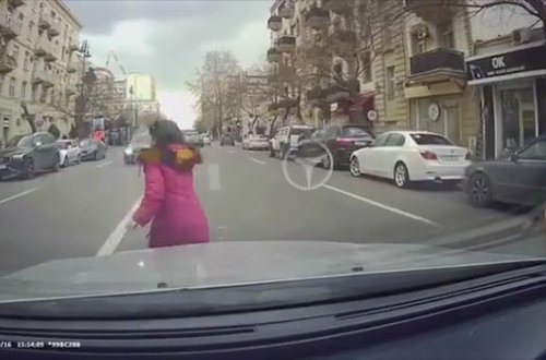 Bakıda azyaşlılar həyatlarını belə təhlükəyə atır - VİDEO