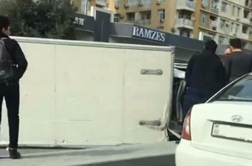 Bakıda ağır qəza: Dörd avtomobil toqquşdu, yük maşını aşdı - VİDEO